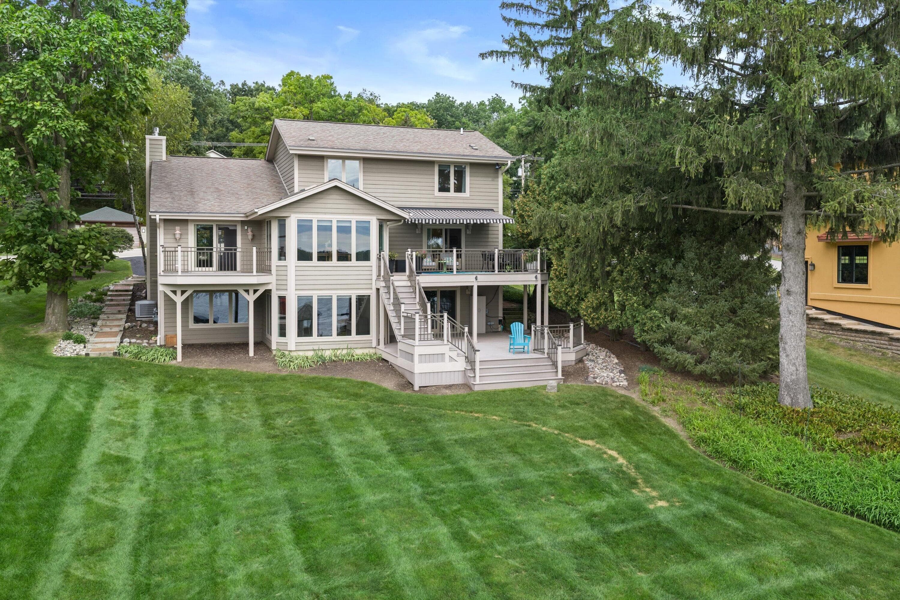 W303N2664 Maple Ave, Delafield
