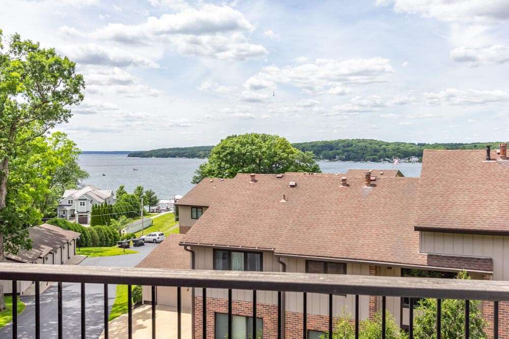 1070 S Lake Shore Dr, Lake Geneva